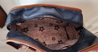 Bolso azul y marrón