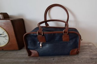 Bolso azul y marrón