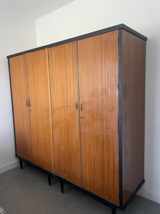 Armario de habitación madera y cristal.
