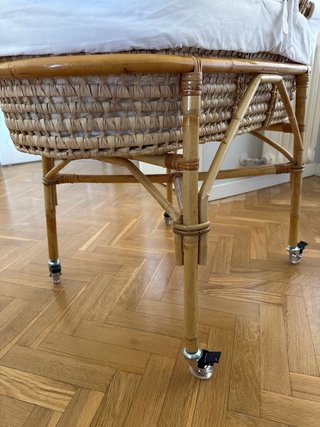 Moisés de mimbre con ruedas