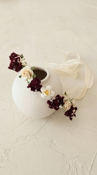 Corona de flores crema y burdeos para ceremonia