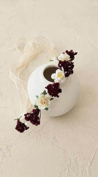 Corona de flores crema y burdeos para ceremonia