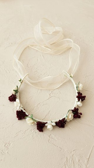 Corona de flores crema y burdeos para ceremonia