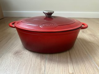 Olla Ovalada Hierro Fundido Roja. SIN ESTRENAR.