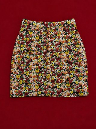 Falda corta floral Stradivarius T.34