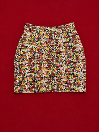 Falda corta floral Stradivarius T.34
