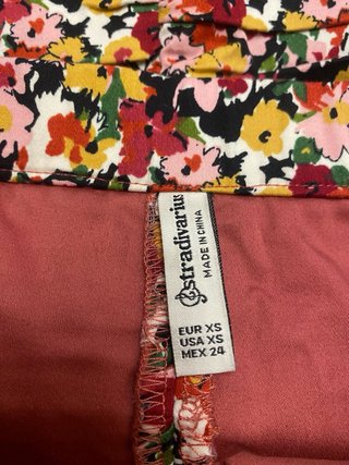 Falda corta floral Stradivarius T.34