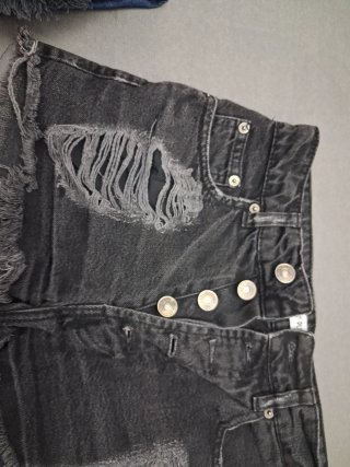 Pantalón corto tejano negro desgastado T.32