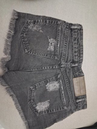 Pantalón corto tejano negro desgastado T.32