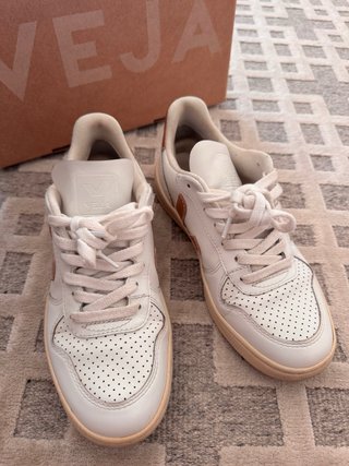 Zapatillas Veja Blancas y Beige