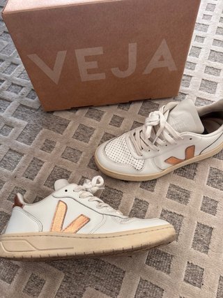 Zapatillas Veja Blancas y Beige