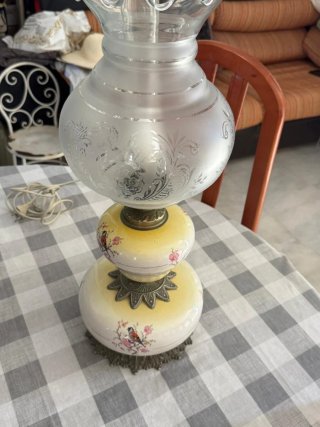 Lámpara de mesa antigua decorada