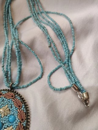 Collana etnica con ciondolo blu e argento