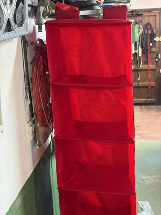 Estantería colgante de tela roja