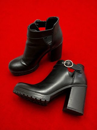 Botines Pull&Bear tacón hebilla negros talla 36