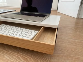 Supporto rialzato per computer con cassetto