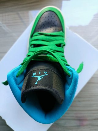 Nike Air Jordan 1 Mid Verde y Azul