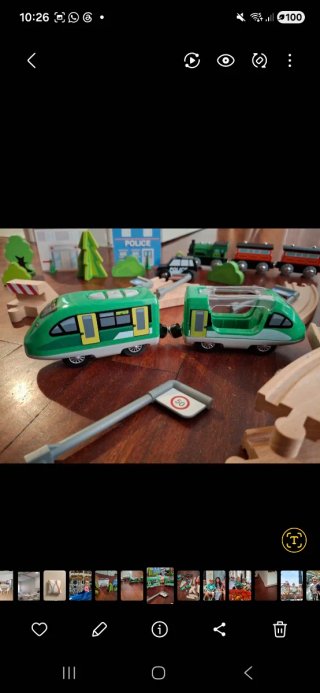 Trenes a pilas con vías de madera y decoración