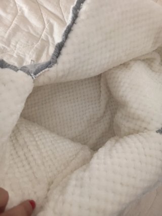 Saquito para bebé gris y blanco
