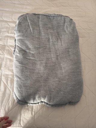 Saquito para bebé gris y blanco
