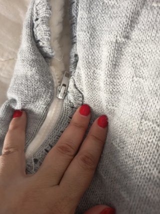 Saquito para bebé gris y blanco