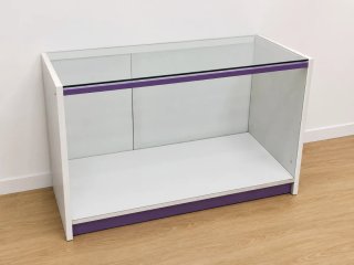 Mostrador de cristal blanco y morado. URGE
