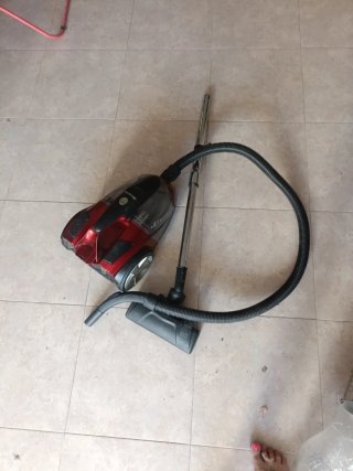 Aspirador sin bolsa rojo