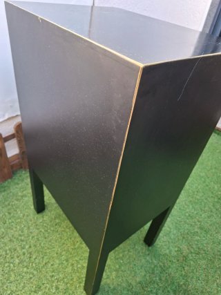 2 mesillas de noche negra con detalles dorados