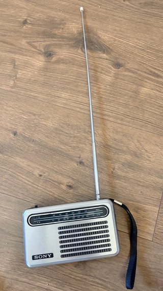 Radio Portátil Sony AM/FM Vintage Plata