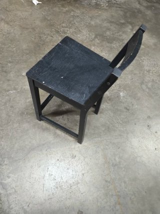 Silla alta de madera negra
