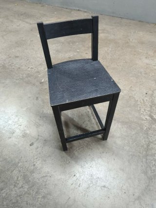 Silla alta de madera negra