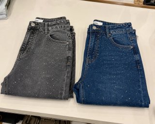 Pantalón vaquero con brillos 2 colores.