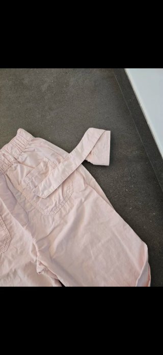 Pantalón Zara chica rosa