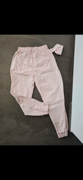 Pantalón Zara chica rosa