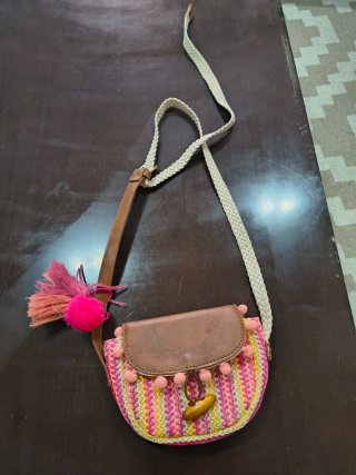 Bolso pequeño de hombro con flecos