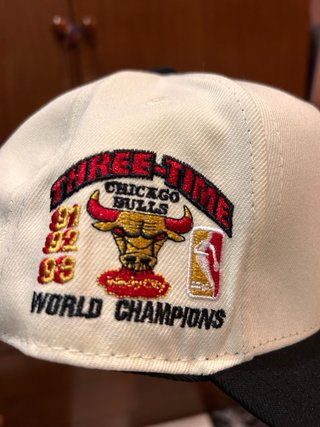 Gorra New Era Chicago Bulls Beige y Negra