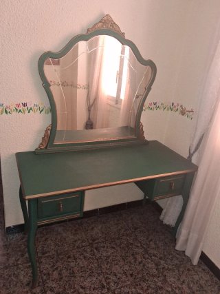 Tocador vintage verde con espejo y detalles dorado