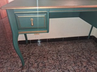 Tocador vintage verde con espejo y detalles dorado