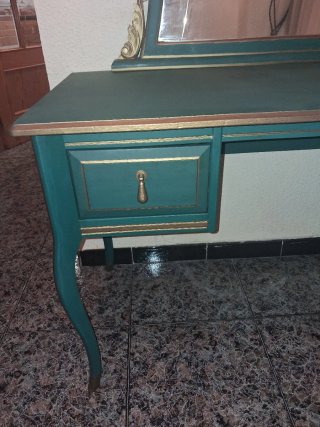 Tocador vintage verde con espejo y detalles dorado