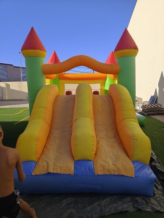 Castillo hinchable para niños . Medidas 8x4x3.5