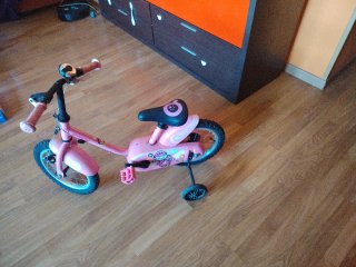 Bicicleta infantil rosa con ruedines