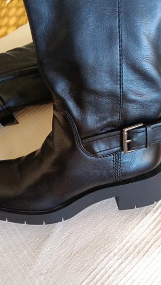 Botas altas negras sobre rodilla
