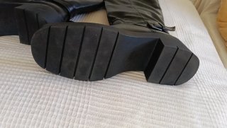 Botas altas negras sobre rodilla