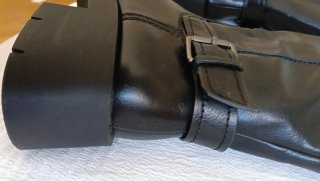 Botas altas negras sobre rodilla