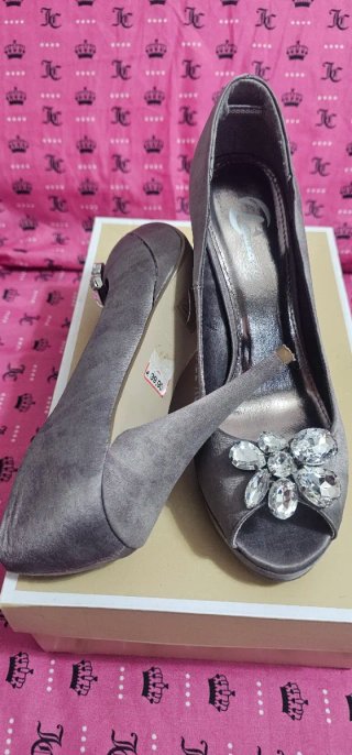 Zapatos de fiesta plateados con pedrería