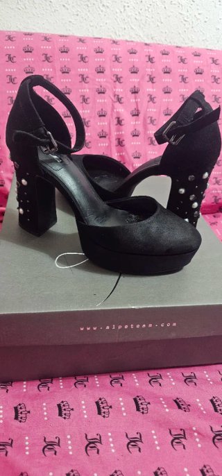 Zapatos de fiesta plateados con pedrería