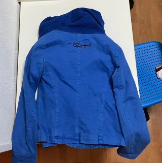 Chaqueta azul con capucha y cremallera asimétrica