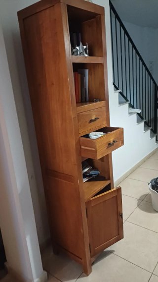 Mueble de madera alto