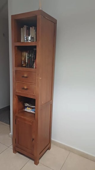 Mueble de madera alto