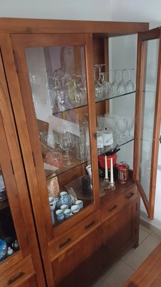 Mueble de madera alto